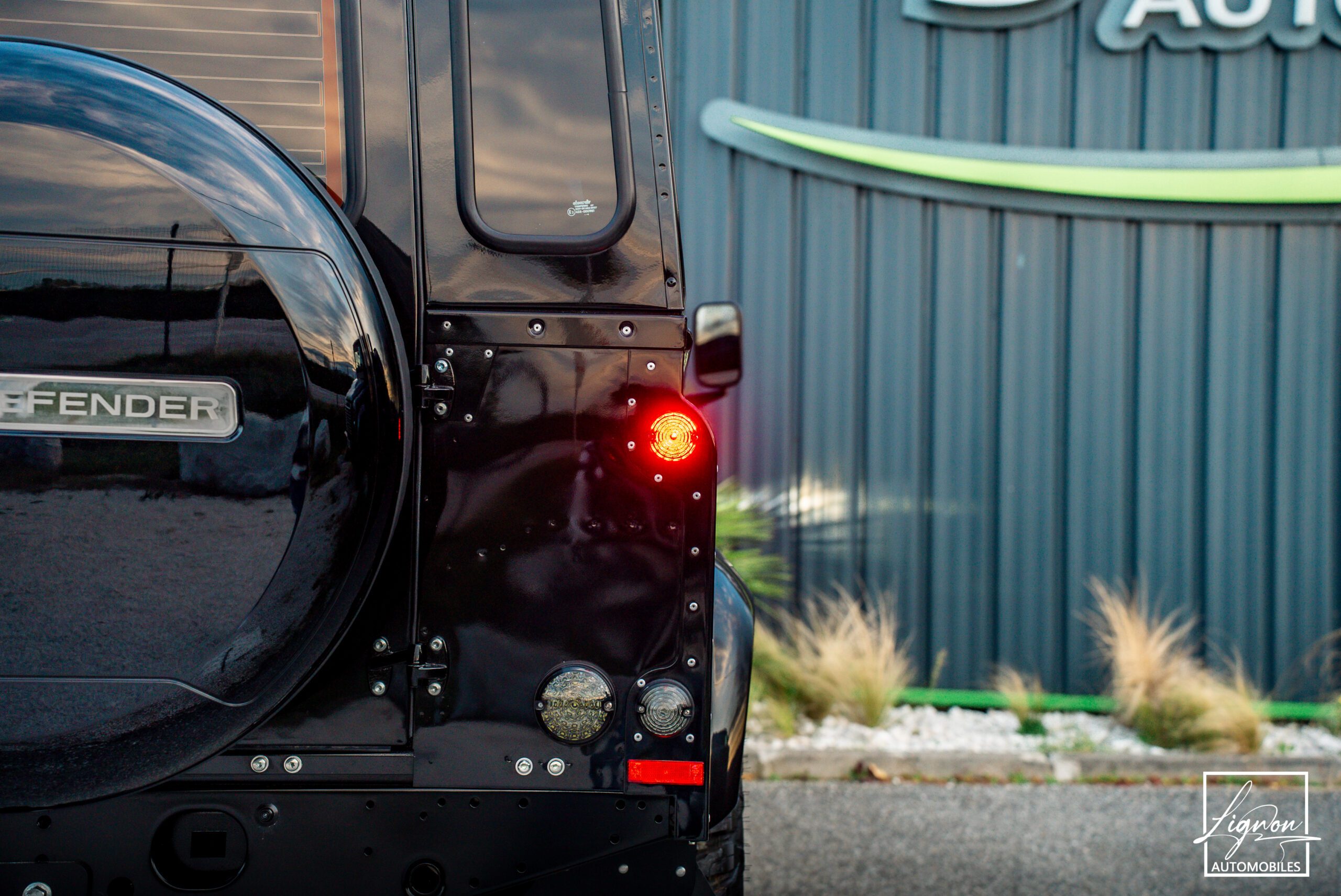 Photo Land Rover Defender "Midgnight Edition" 110 td4 SW 5 places 