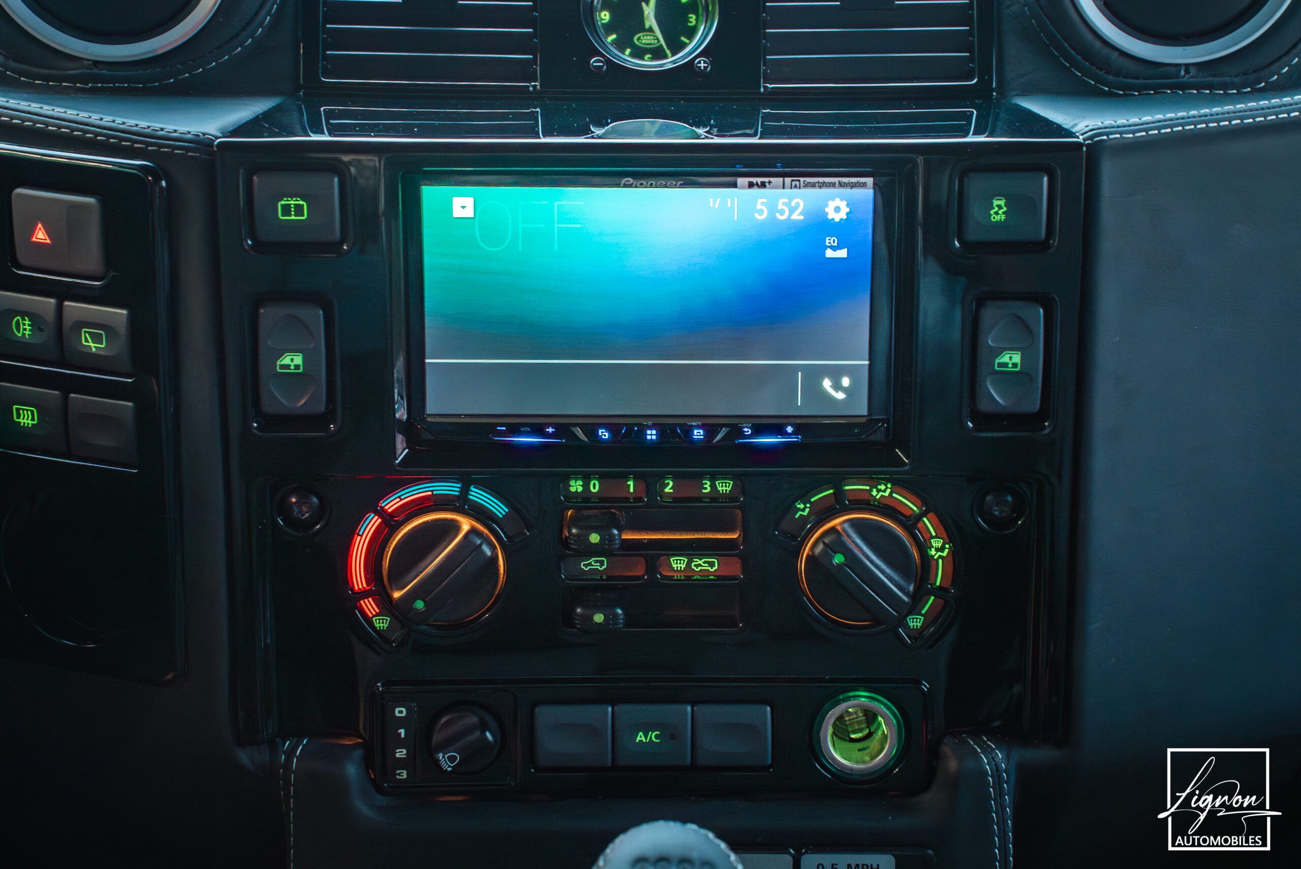 Photo Land Rover Defender "Midgnight Edition" 110 td4 SW 5 places 