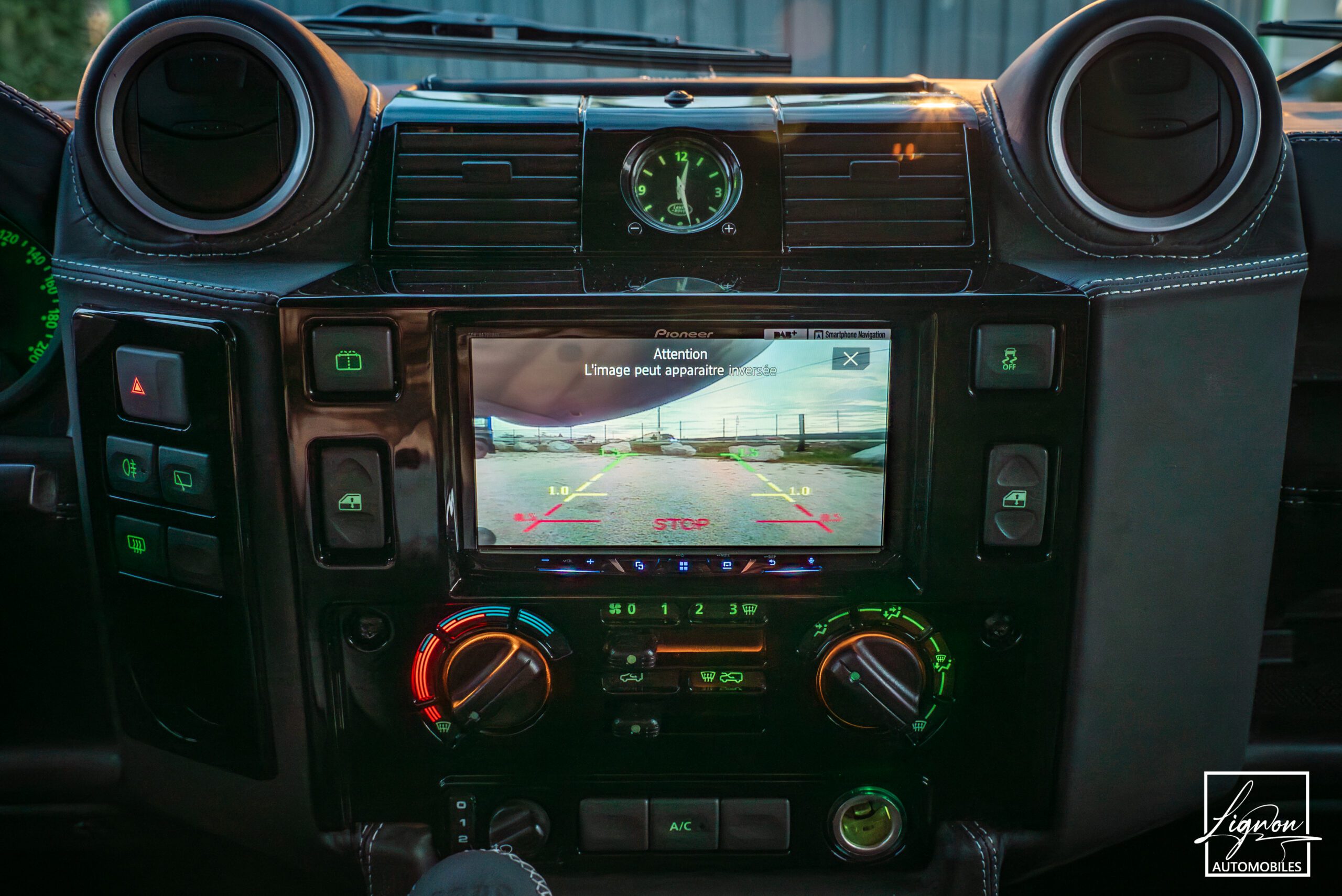 Photo Land Rover Defender "Midgnight Edition" 110 td4 SW 5 places 