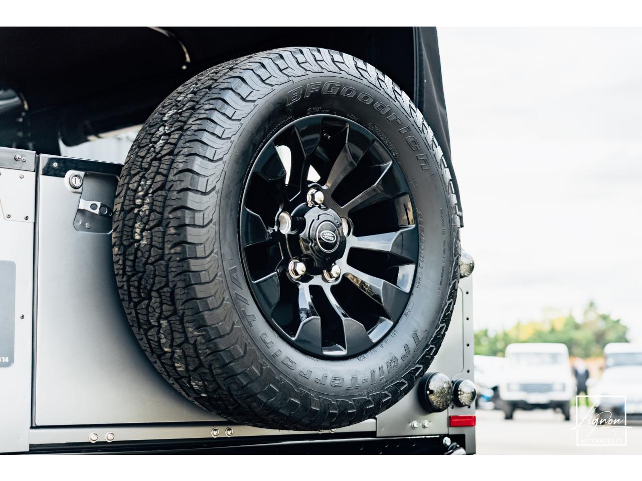 Photo LAND ROVER DEFENDER 110 2,2L Td4 Soft Top Frozen Grey