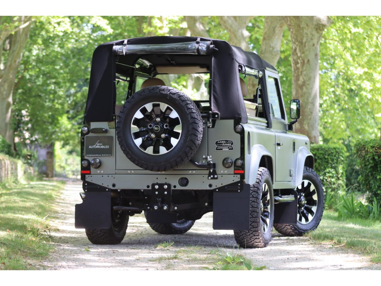 Photo LAND ROVER DEFENDER 90 TD4 2.4L Soft top  Pangea Mat