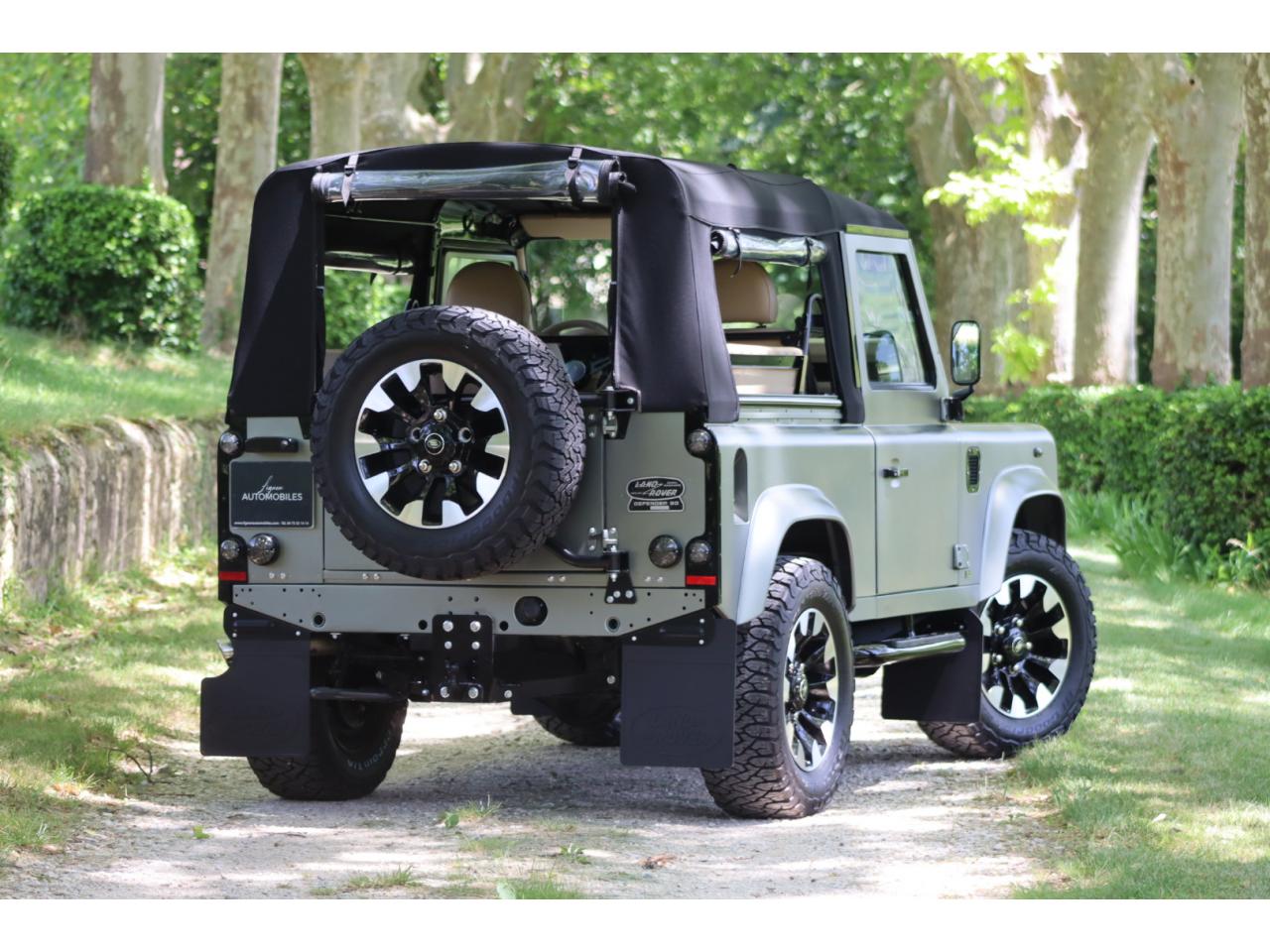 Photo LAND ROVER DEFENDER 90 TD4 2.4L Soft top  Pangea Mat