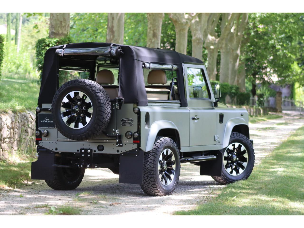Photo LAND ROVER DEFENDER 90 TD4 2.4L Soft top  Pangea Mat