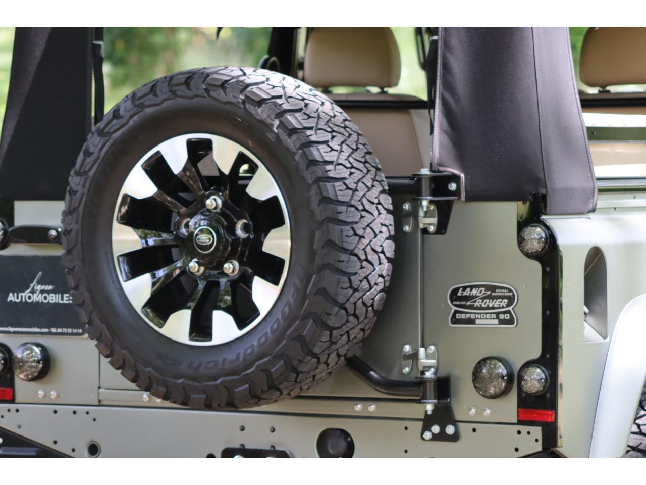 Photo LAND ROVER DEFENDER 90 TD4 2.4L Soft top  Pangea Mat