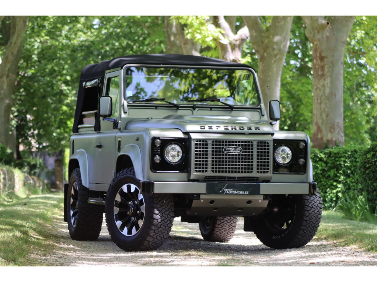 Photo LAND ROVER DEFENDER 90 TD4 2.4L Soft top  Pangea Mat
