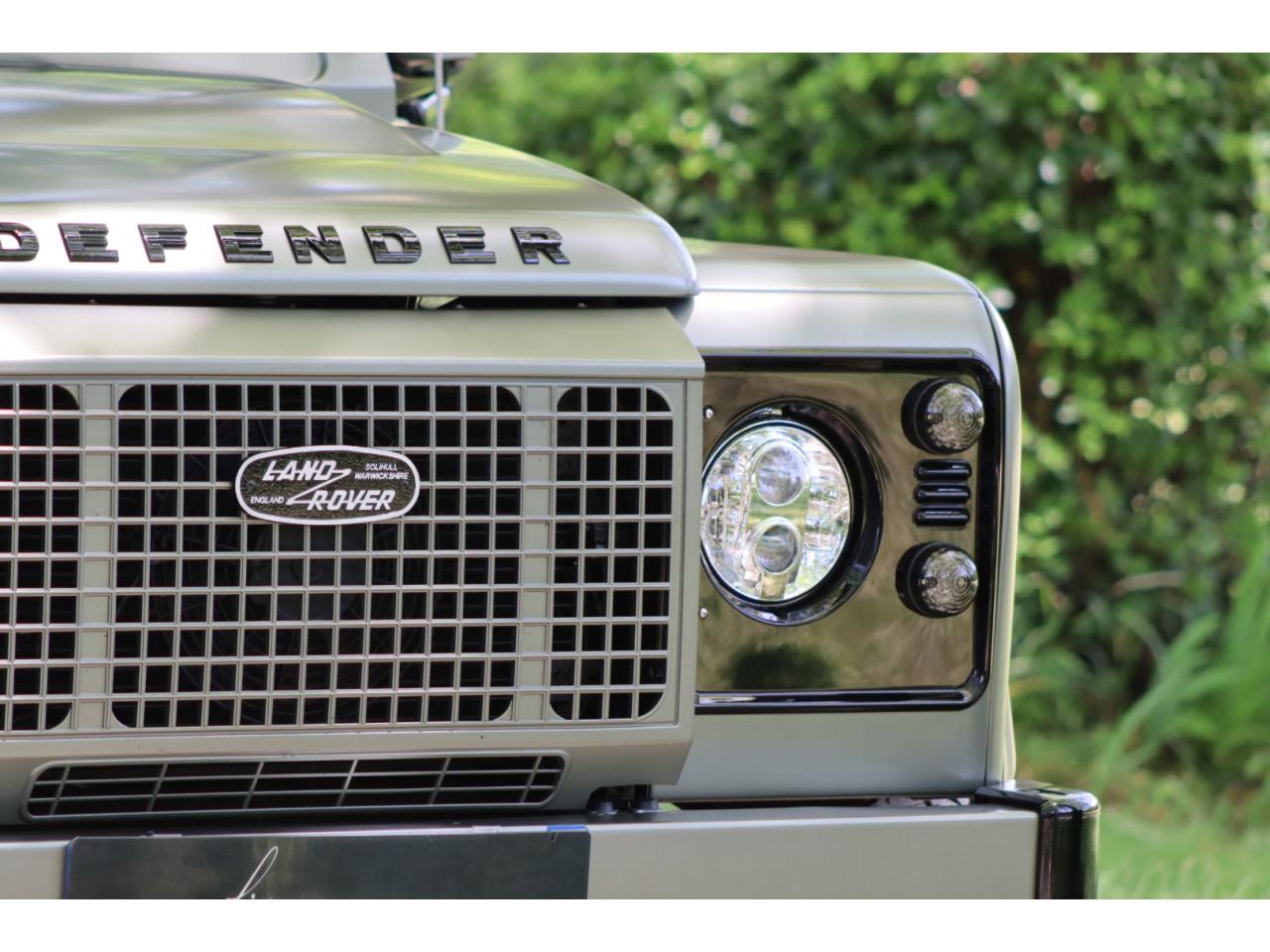 Photo LAND ROVER DEFENDER 90 TD4 2.4L Soft top  Pangea Mat