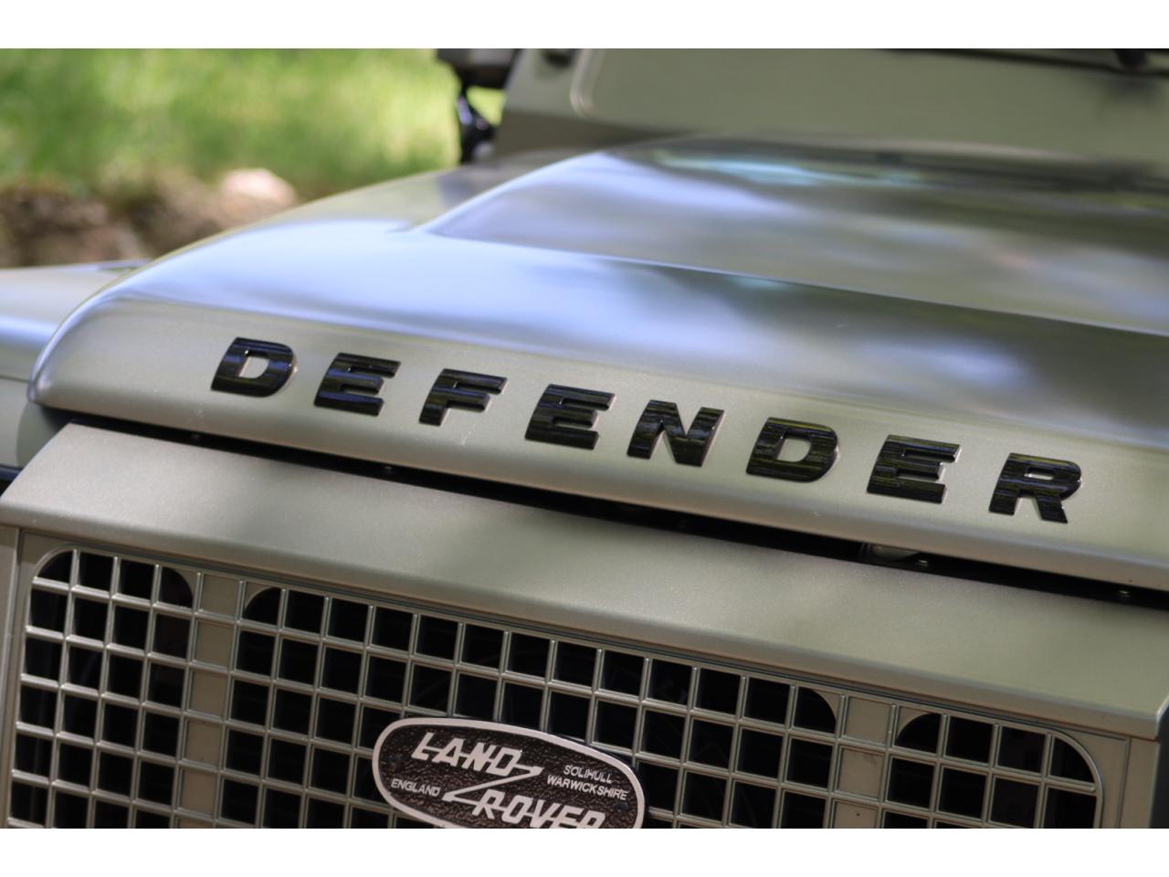 Photo LAND ROVER DEFENDER 90 TD4 2.4L Soft top  Pangea Mat