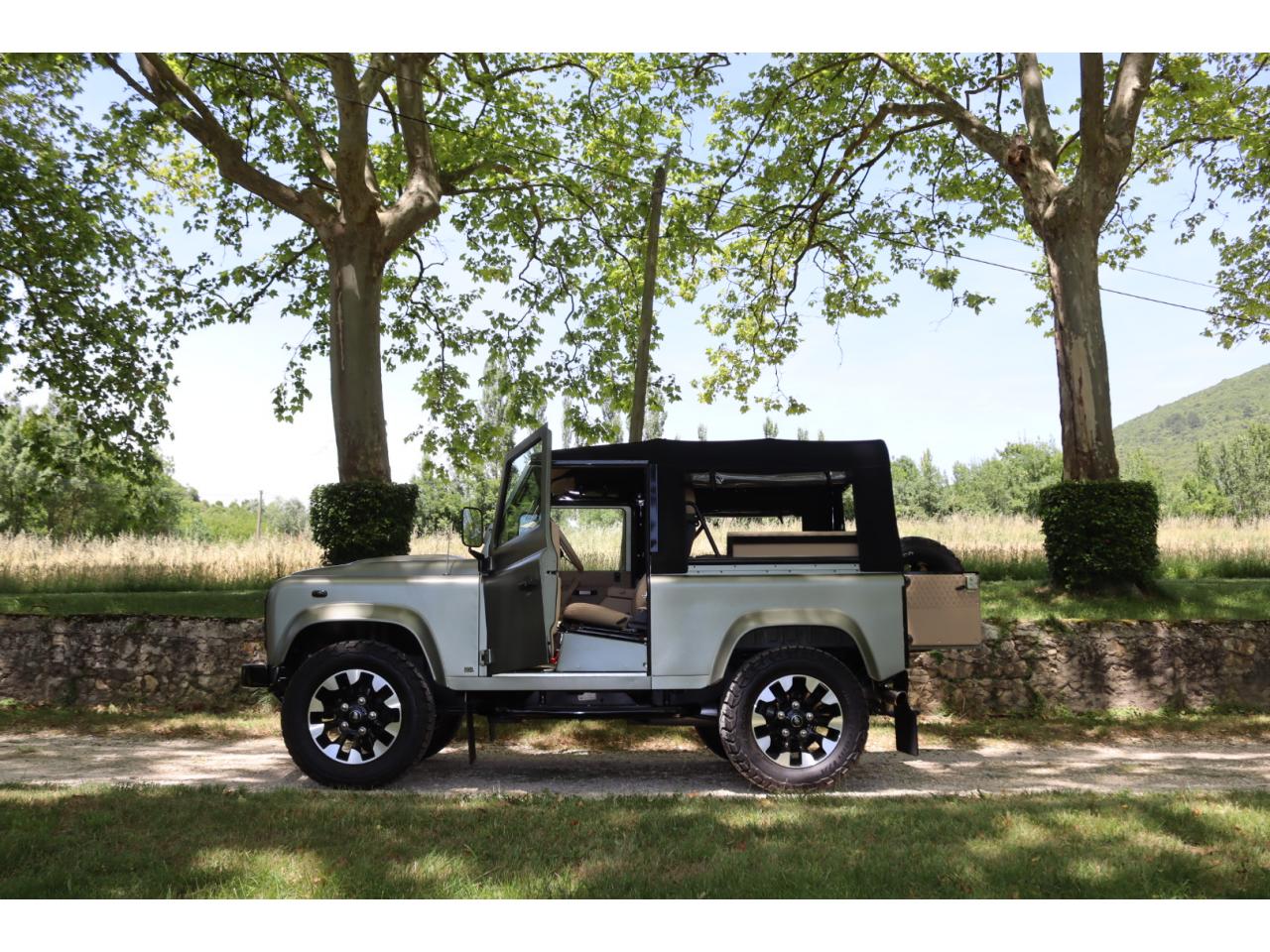 Photo LAND ROVER DEFENDER 90 TD4 2.4L Soft top  Pangea Mat