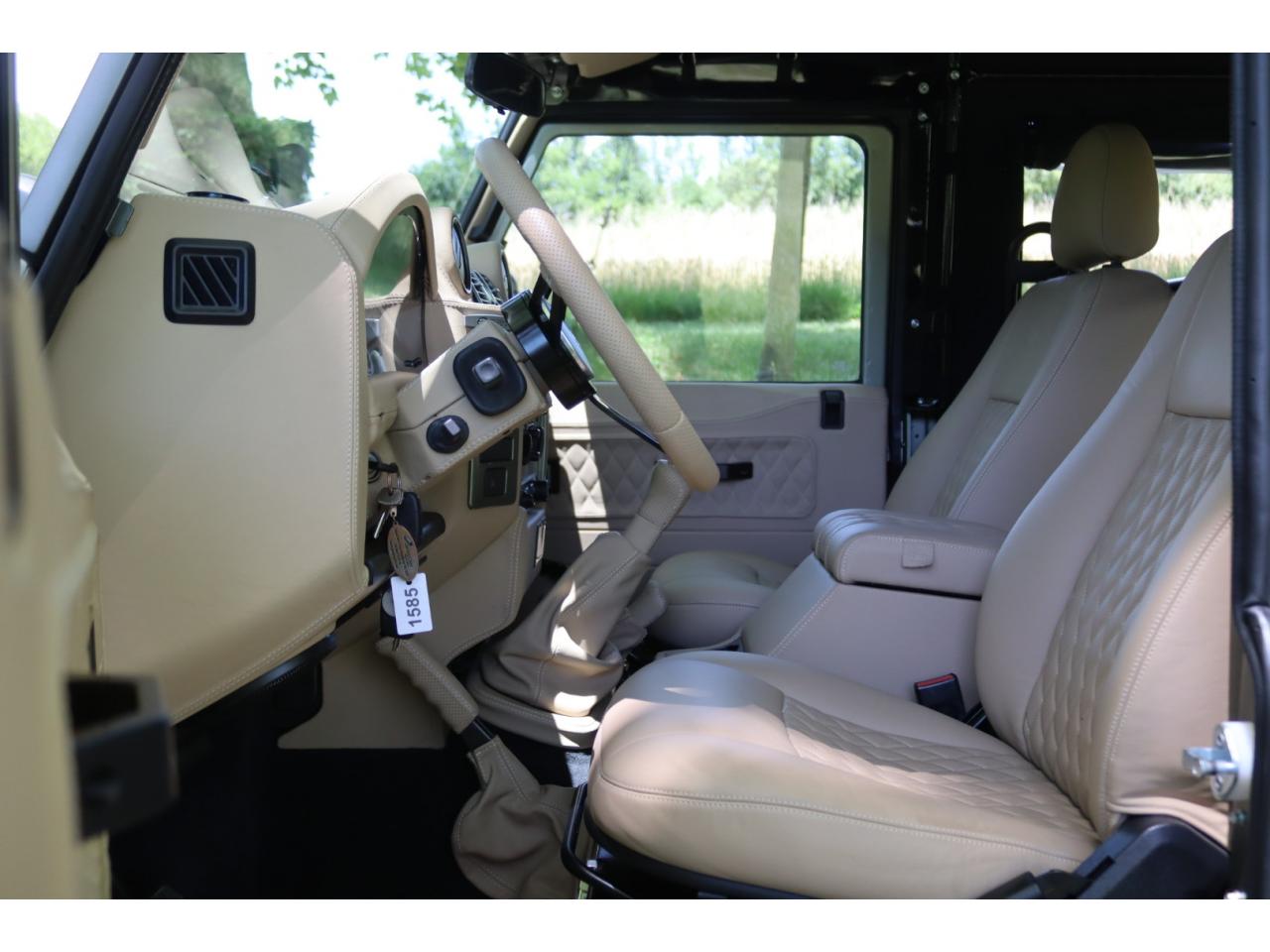 Photo LAND ROVER DEFENDER 90 TD4 2.4L Soft top  Pangea Mat