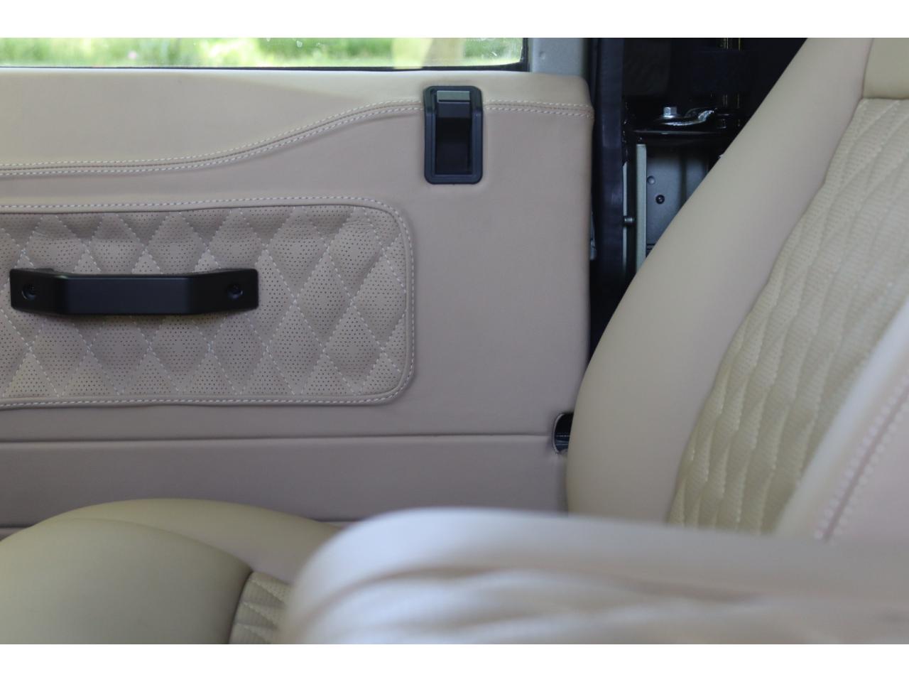Photo LAND ROVER DEFENDER 90 TD4 2.4L Soft top  Pangea Mat