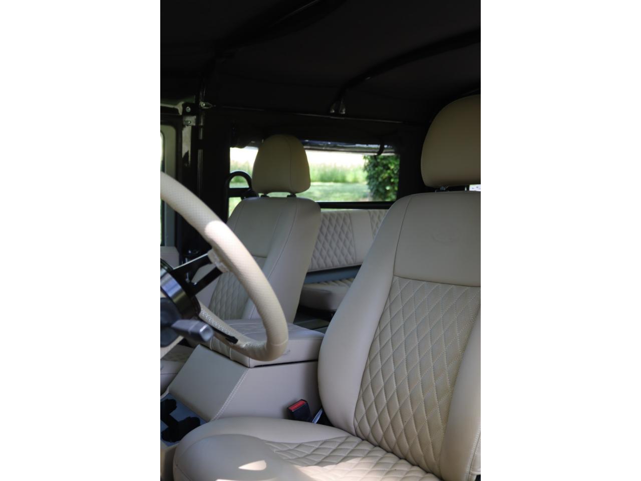 Photo LAND ROVER DEFENDER 90 TD4 2.4L Soft top  Pangea Mat
