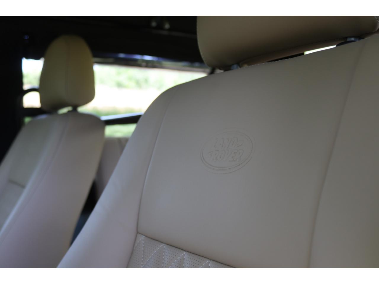 Photo LAND ROVER DEFENDER 90 TD4 2.4L Soft top  Pangea Mat
