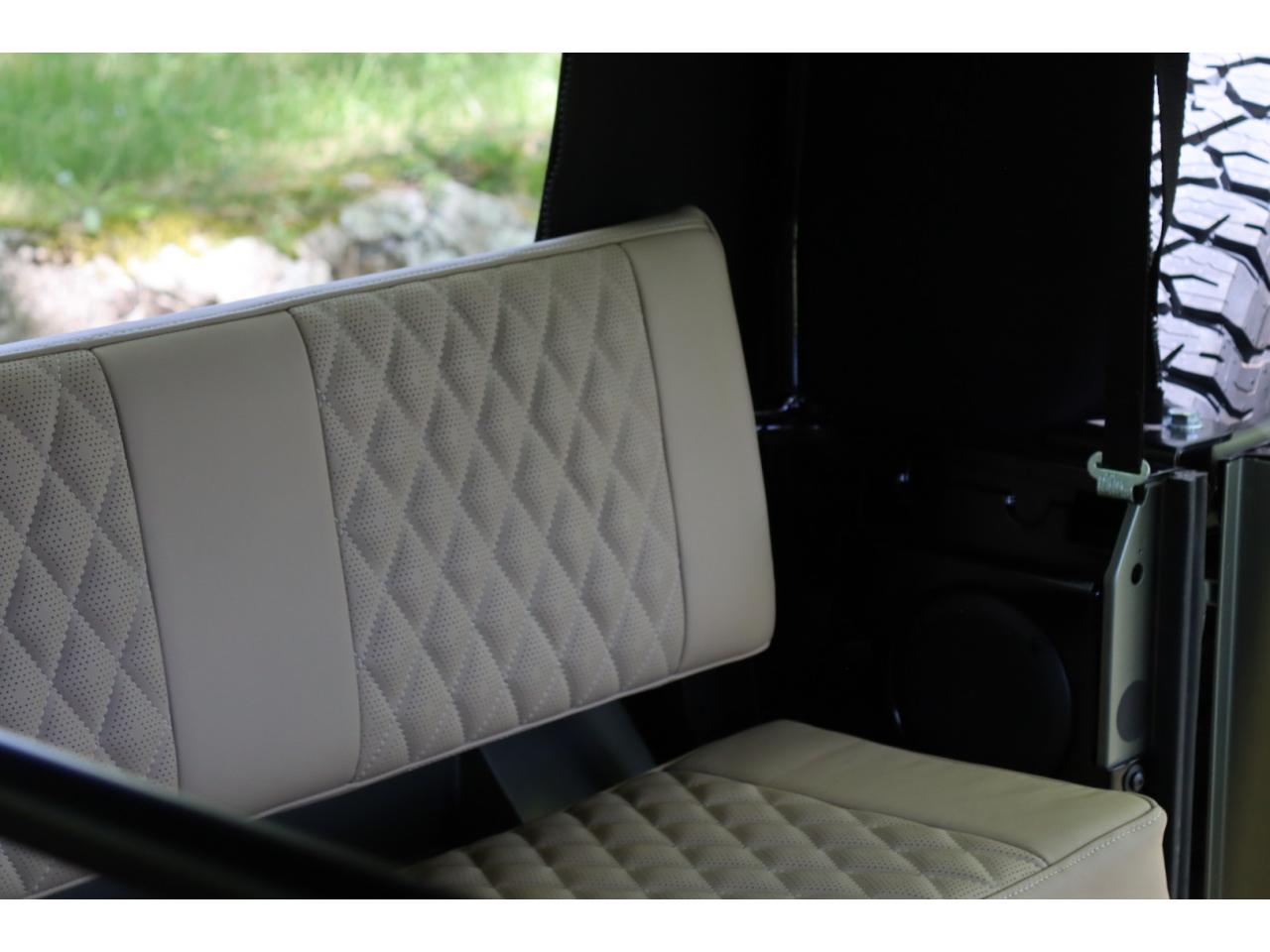 Photo LAND ROVER DEFENDER 90 TD4 2.4L Soft top  Pangea Mat
