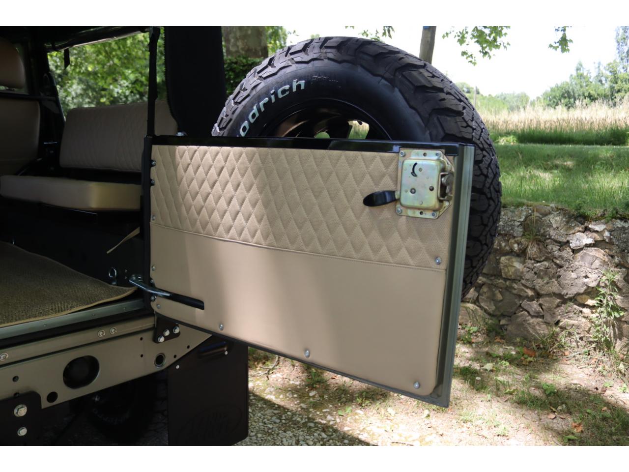 Photo LAND ROVER DEFENDER 90 TD4 2.4L Soft top  Pangea Mat