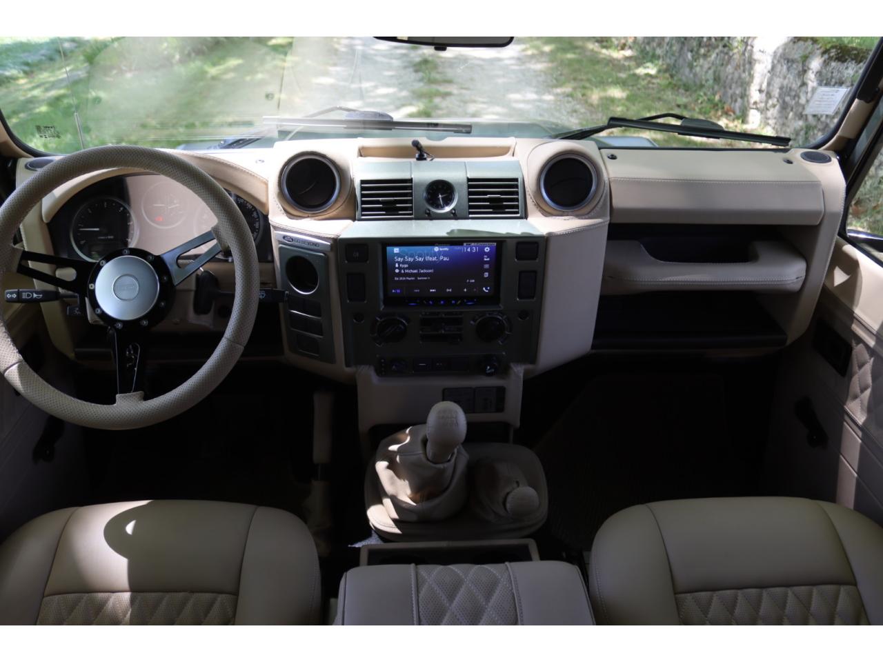 Photo LAND ROVER DEFENDER 90 TD4 2.4L Soft top  Pangea Mat