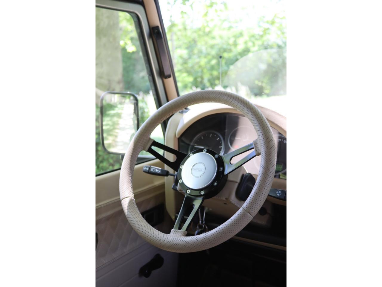Photo LAND ROVER DEFENDER 90 TD4 2.4L Soft top  Pangea Mat