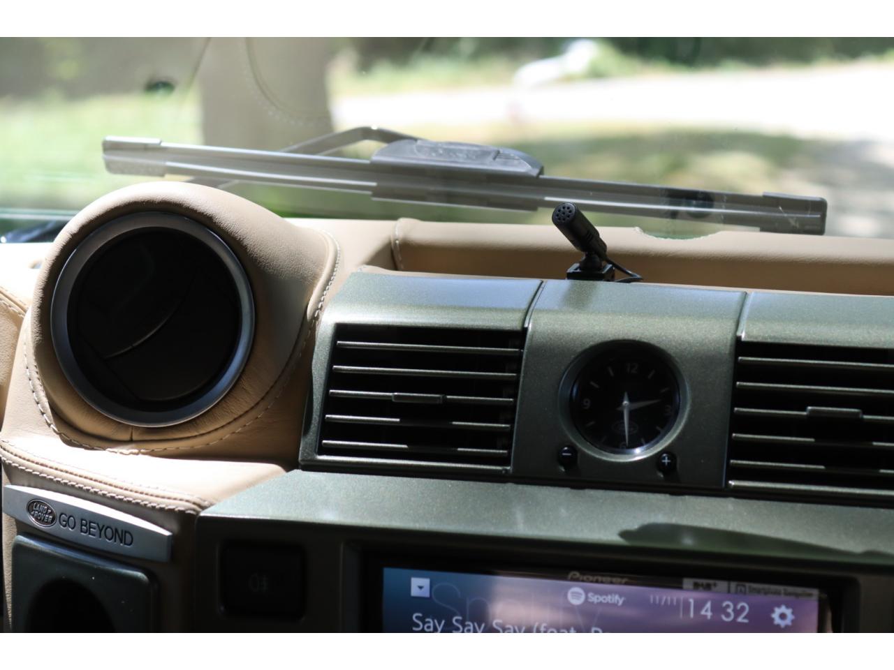 Photo LAND ROVER DEFENDER 90 TD4 2.4L Soft top  Pangea Mat