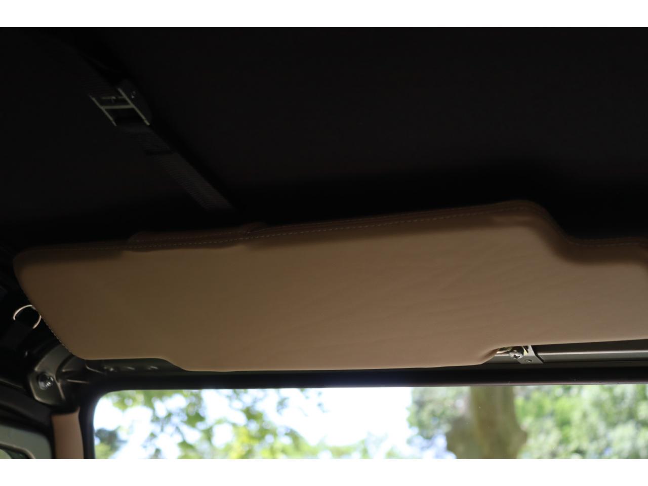 Photo LAND ROVER DEFENDER 90 TD4 2.4L Soft top  Pangea Mat