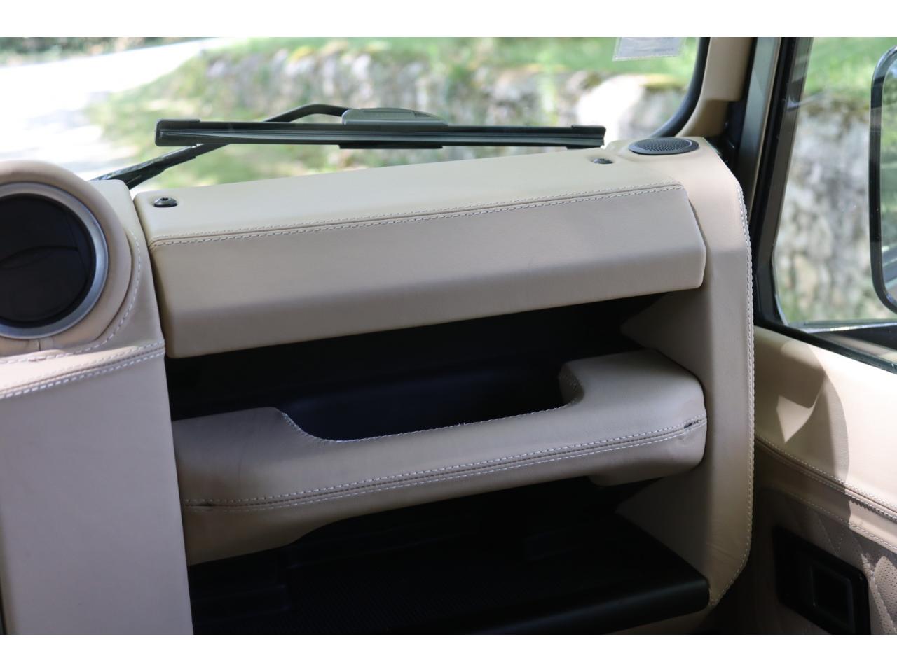 Photo LAND ROVER DEFENDER 90 TD4 2.4L Soft top  Pangea Mat
