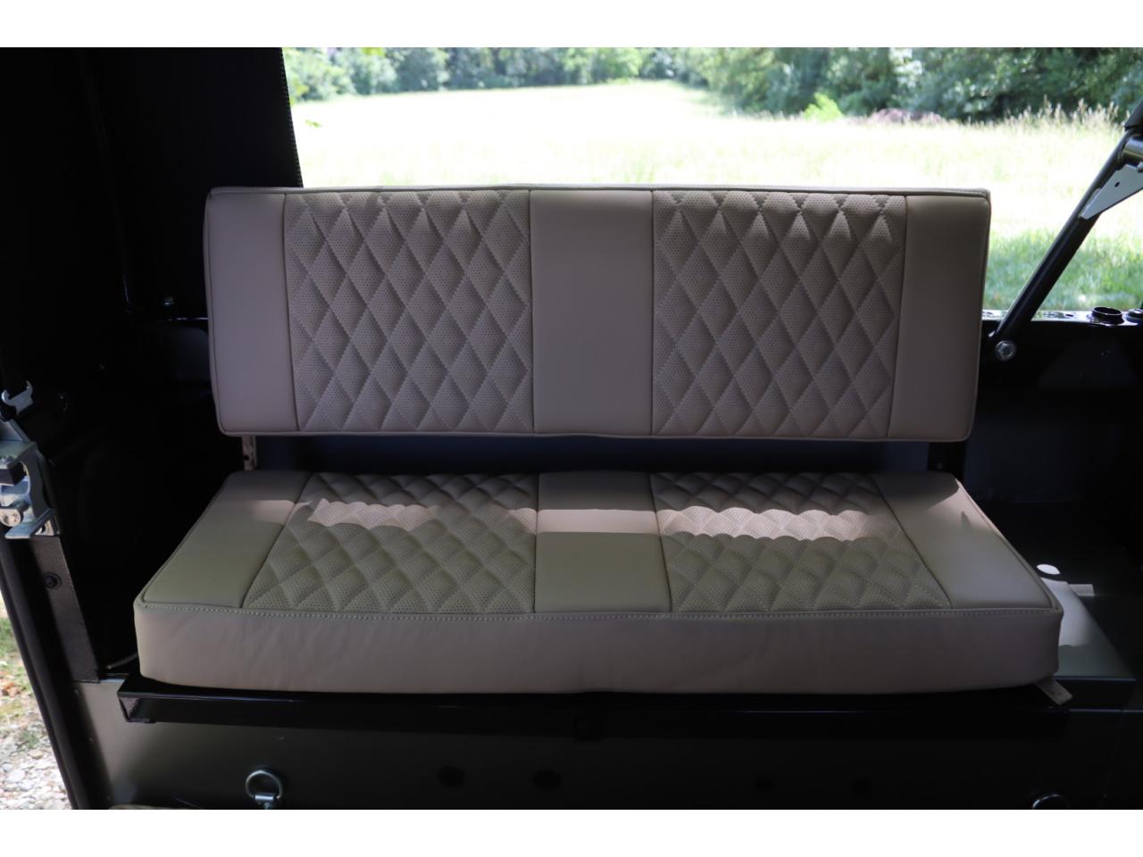 Photo LAND ROVER DEFENDER 90 TD4 2.4L Soft top  Pangea Mat