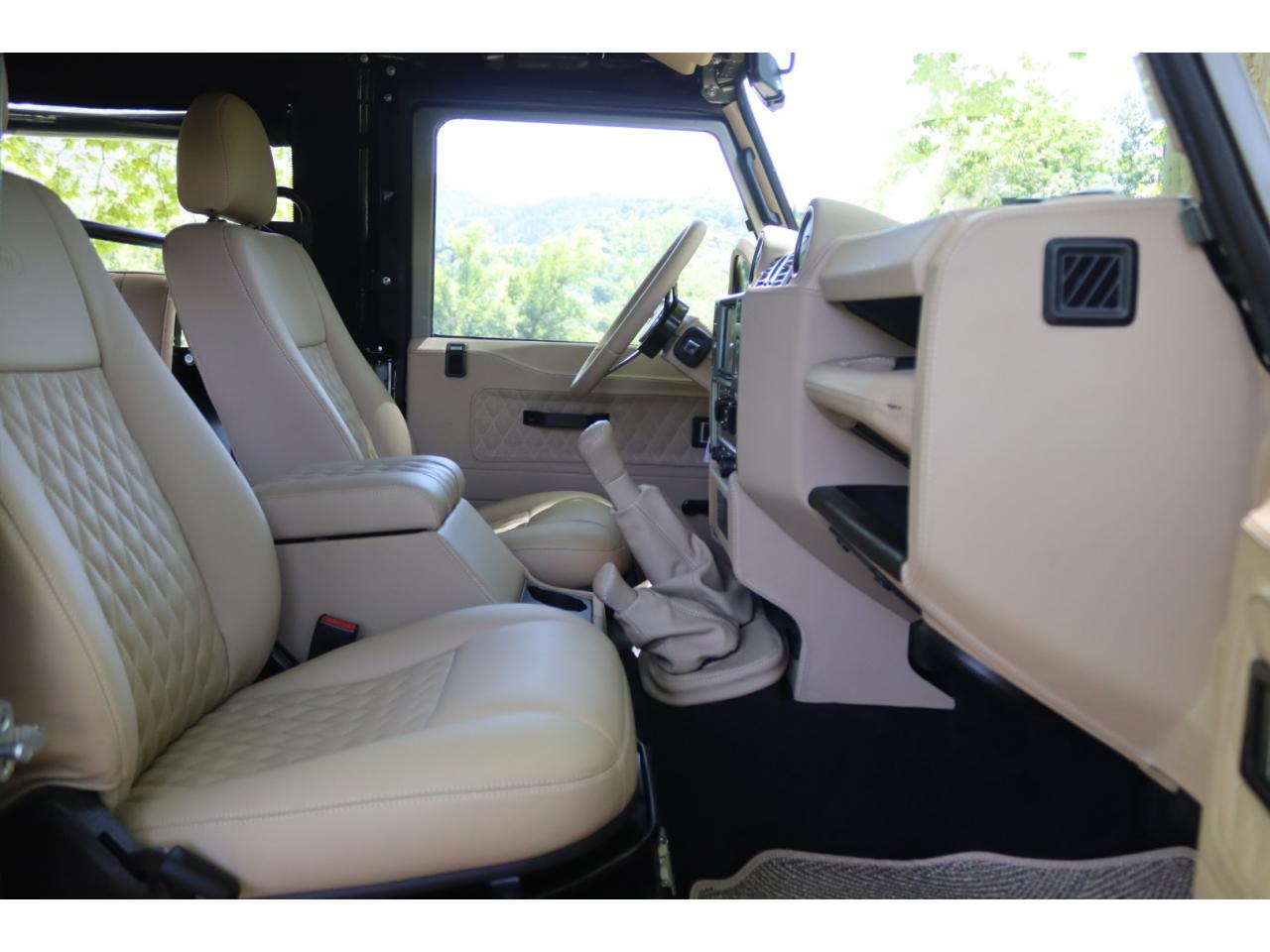 Photo LAND ROVER DEFENDER 90 TD4 2.4L Soft top  Pangea Mat