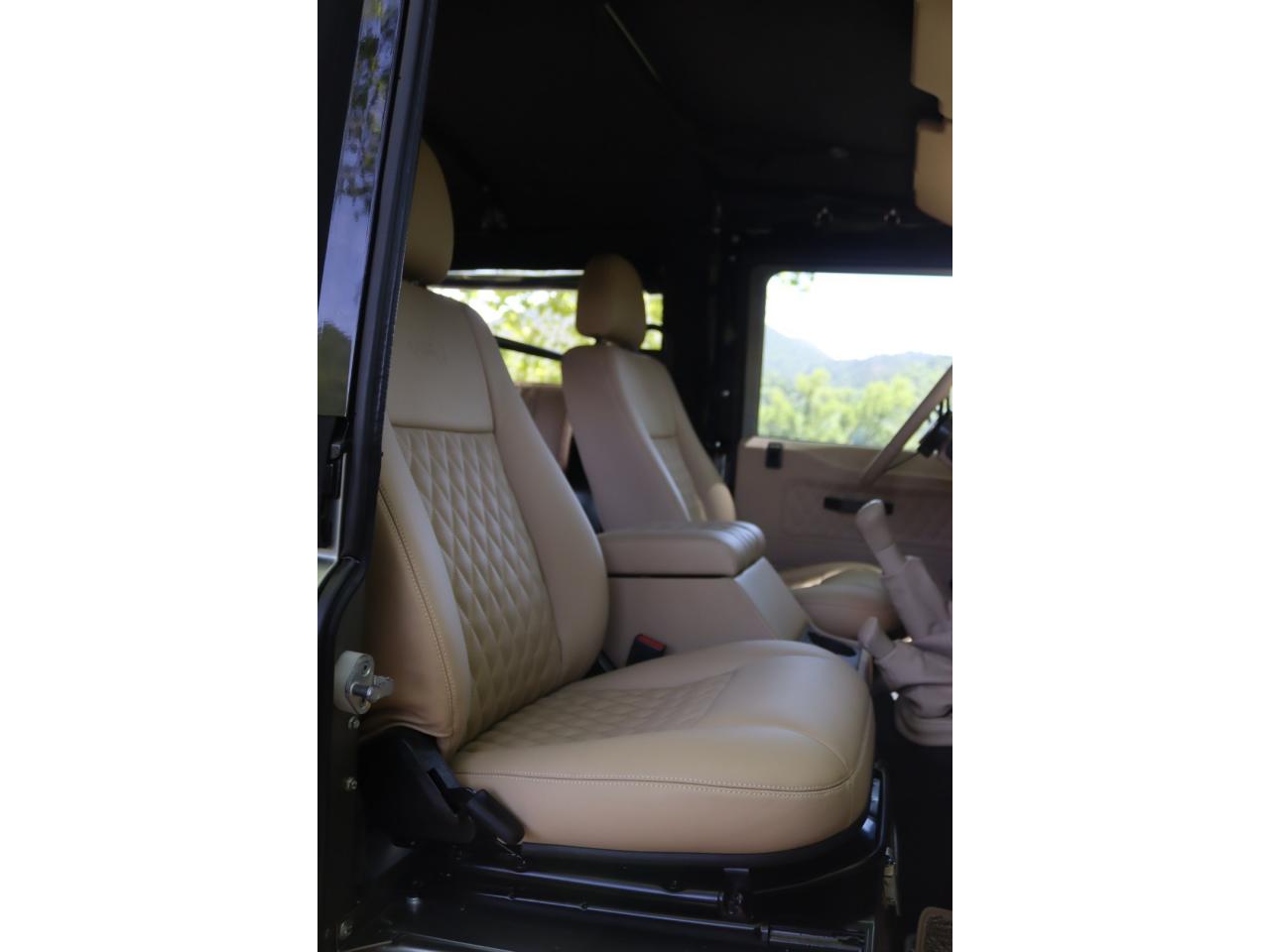 Photo LAND ROVER DEFENDER 90 TD4 2.4L Soft top  Pangea Mat
