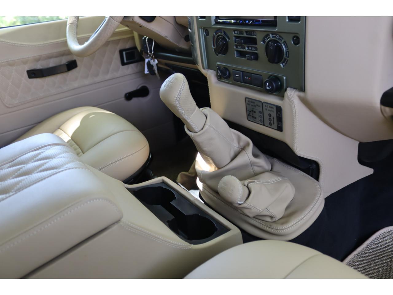 Photo LAND ROVER DEFENDER 90 TD4 2.4L Soft top  Pangea Mat