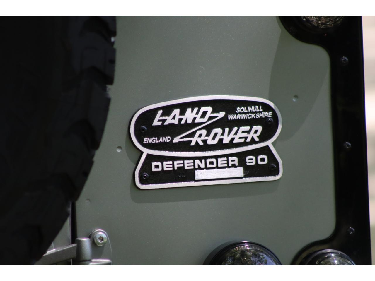 Photo LAND ROVER DEFENDER 90 TD4 2.4L Soft top  Pangea Mat