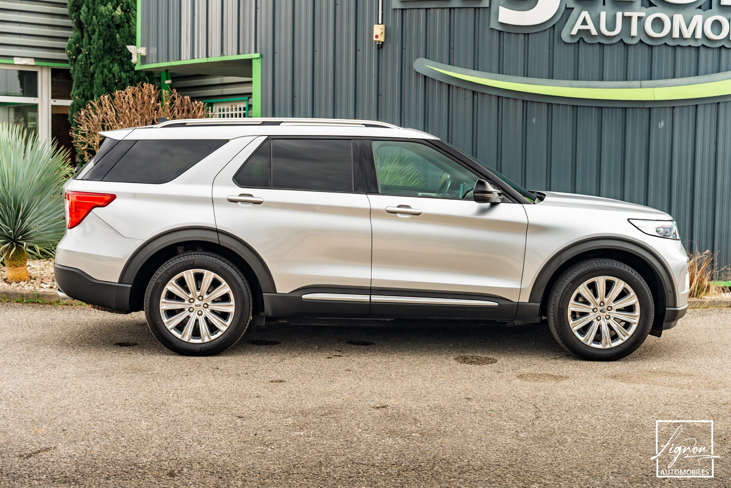 Photo FORD EXPLORER 3.0 ECOBOOST 457 ch Parallel PHEV Platinium i-AWD BVA10 - Attelage