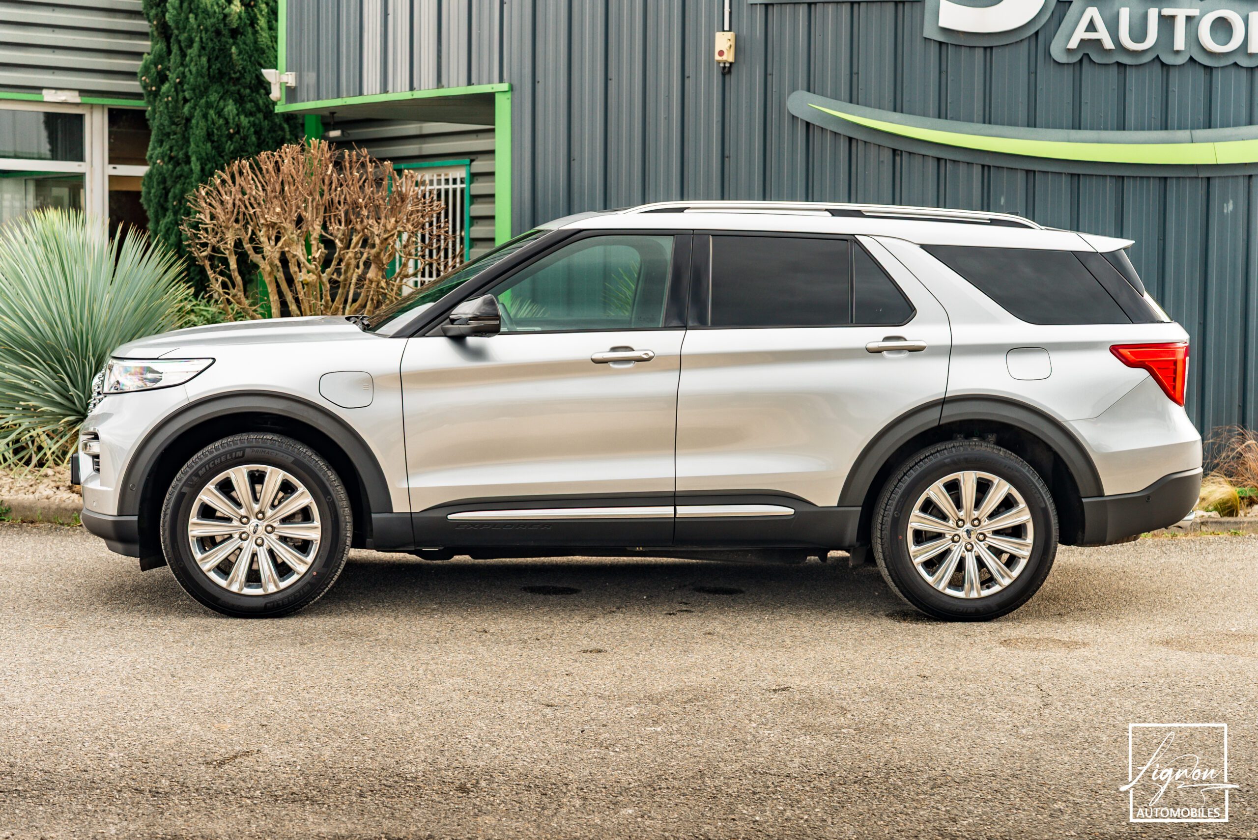 Photo FORD EXPLORER 3.0 ECOBOOST 457 ch Parallel PHEV Platinium i-AWD BVA10 - Attelage