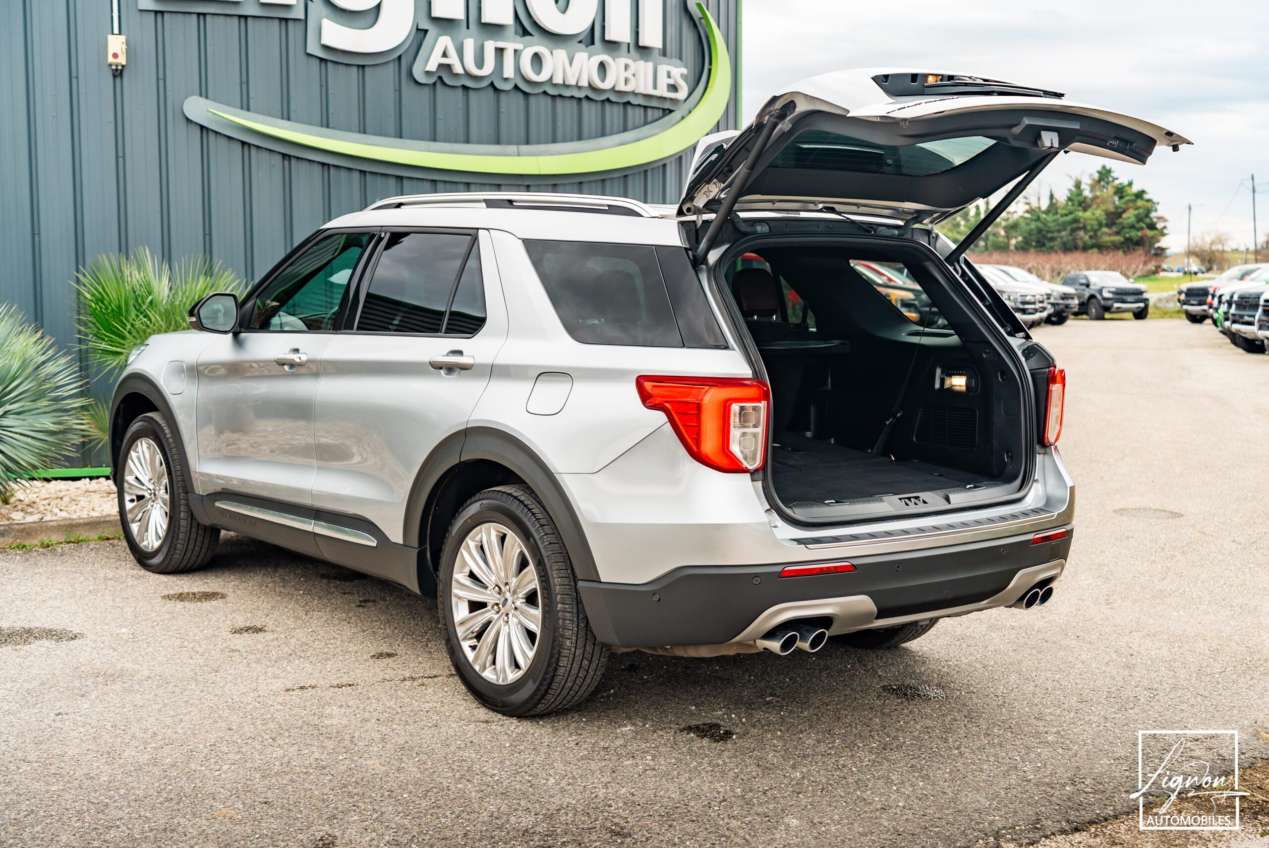 Photo FORD EXPLORER 3.0 ECOBOOST 457 ch Parallel PHEV Platinium i-AWD BVA10 - Attelage