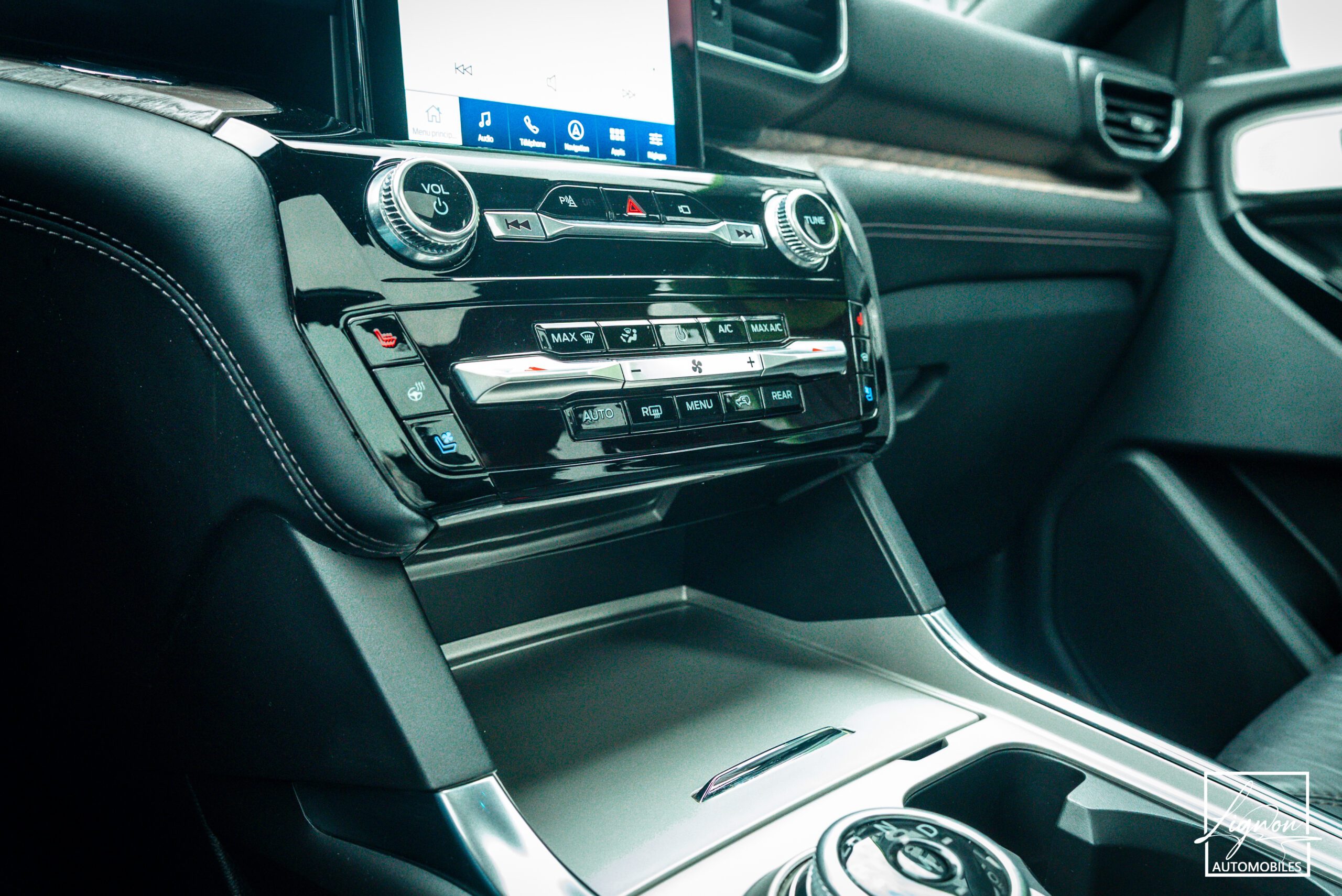 Photo FORD EXPLORER 3.0 ECOBOOST 457 ch Parallel PHEV Platinium i-AWD BVA10 - Attelage