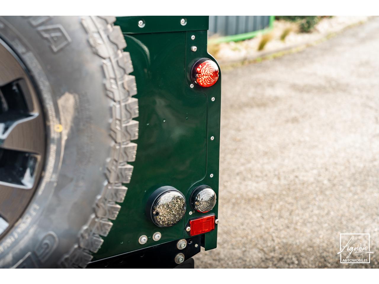 Photo LAND ROVER DEFENDER 110 td5 Station Wagon 9 places Brewster Green