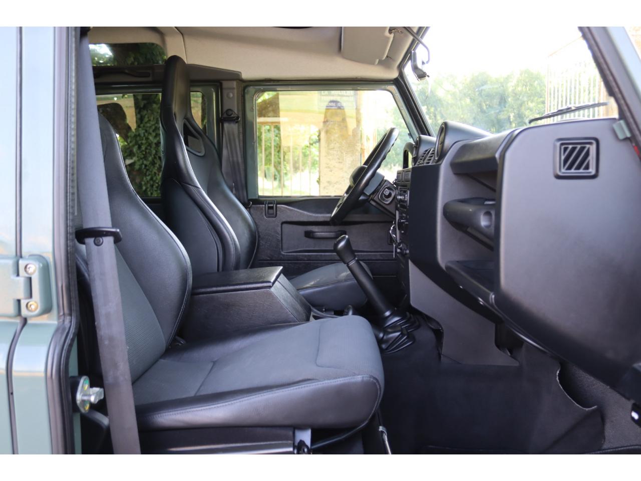 Photo LAND ROVER Defender 110 td4 SW 7 places 