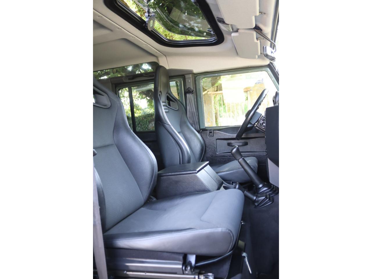 Photo LAND ROVER Defender 110 td4 SW 7 places 