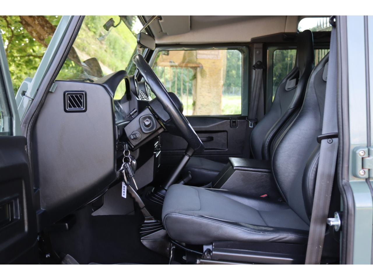 Photo LAND ROVER Defender 110 td4 SW 7 places 