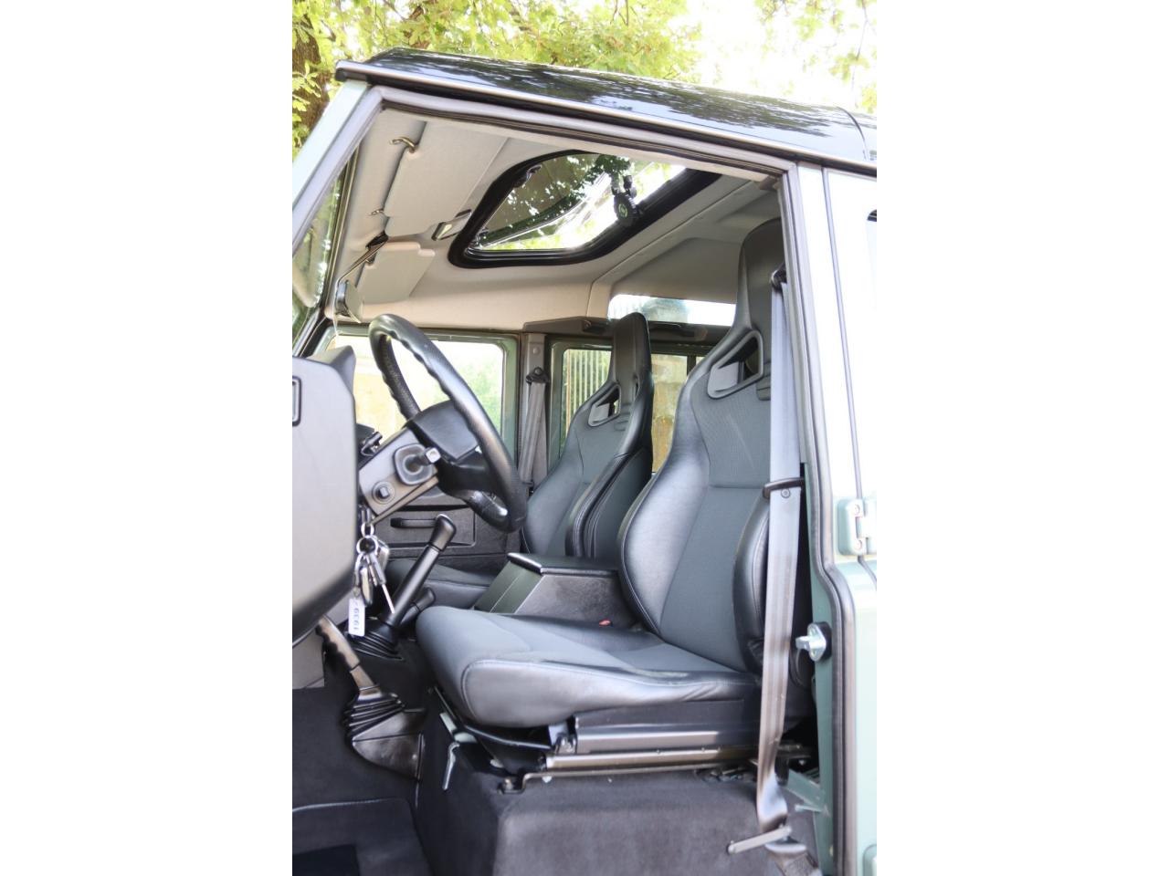 Photo LAND ROVER Defender 110 td4 SW 7 places 