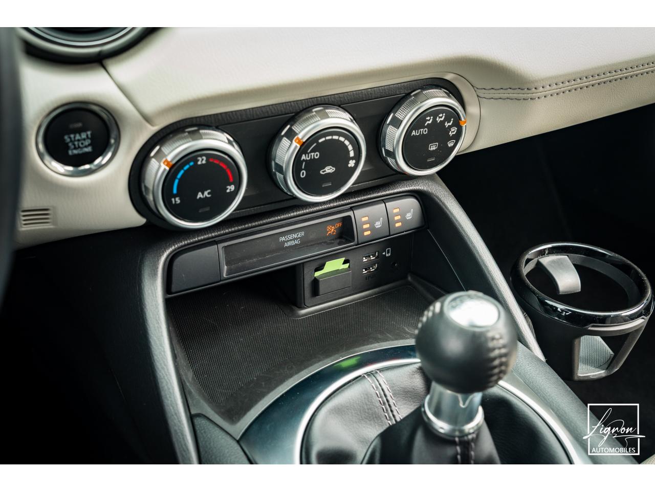 Photo MAZDA MX-5 Mazda 2.0 Skyactiv-G 184 ch Roadster Sélection - Cuir Pure White - Seulement 9 900 km