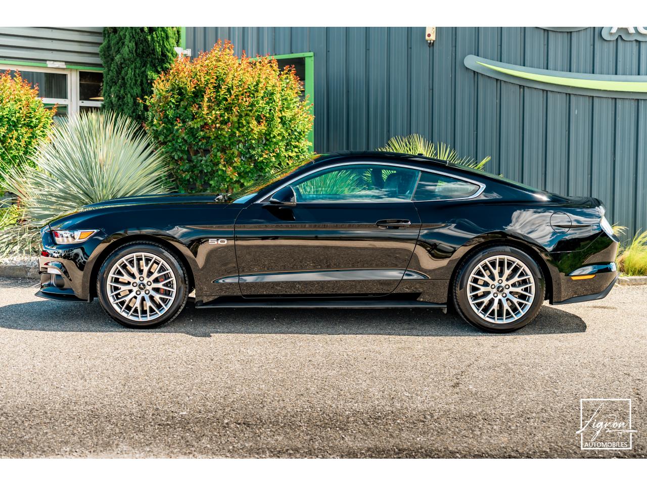 Photo FORD MUSTANG Fastback 5.0 V8 GT - 421  2018 COUPE - 2018 et seulement 6 000km !!
