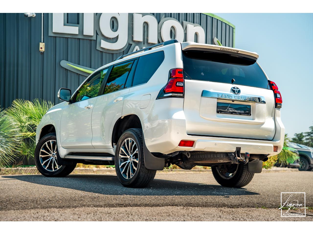 Photo TOYOTA LAND CRUISER 150 PREMIUM LOUNGE177 D-4D 6 BVA - 5 places Carte Grise
