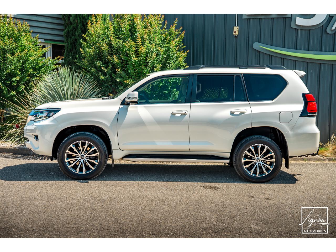 Photo TOYOTA LAND CRUISER 150 PREMIUM LOUNGE177 D-4D 6 BVA - 5 places Carte Grise
