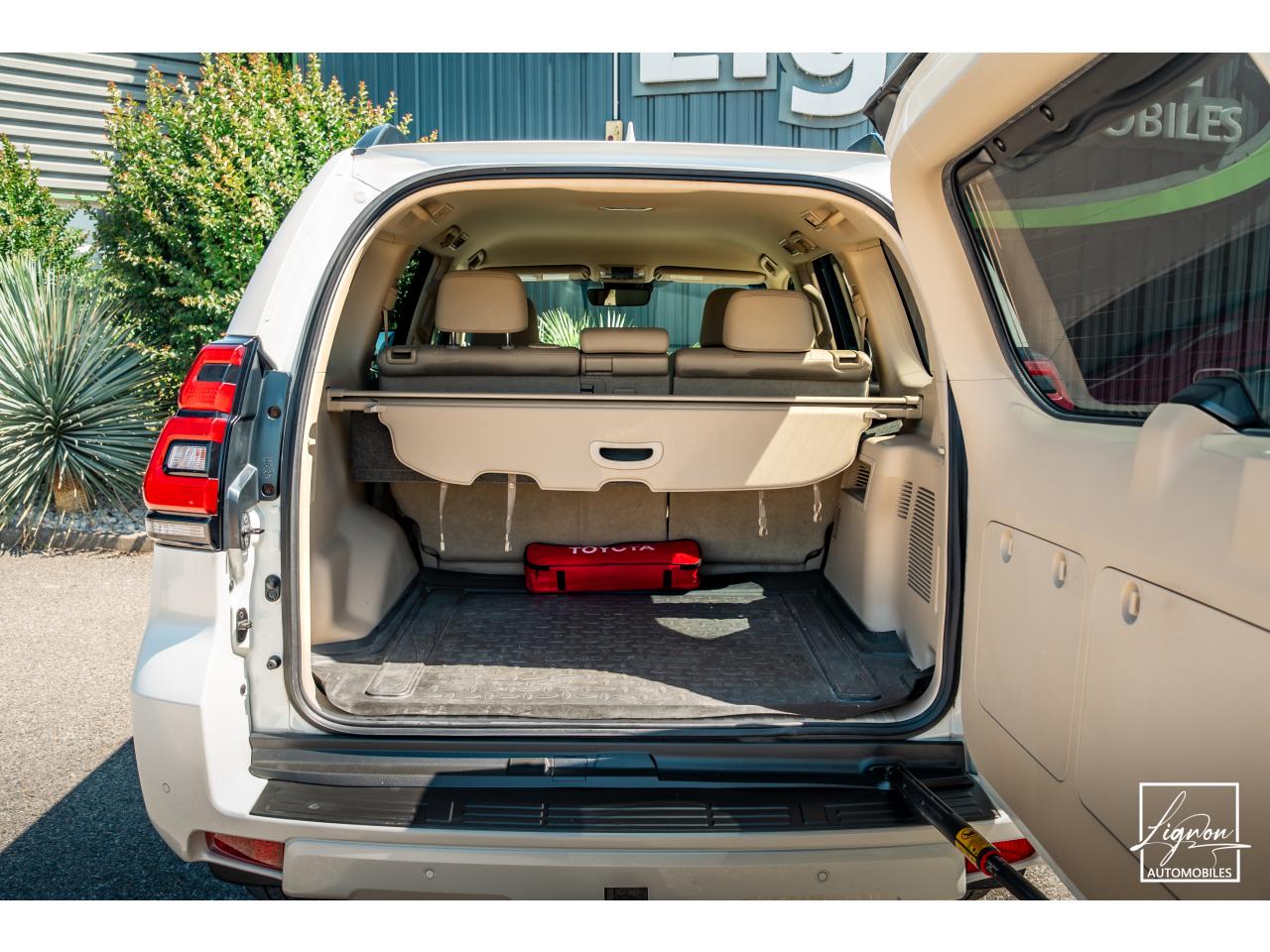 Photo TOYOTA LAND CRUISER 150 PREMIUM LOUNGE177 D-4D 6 BVA - 5 places Carte Grise