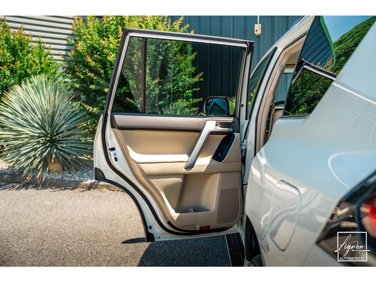 Photo TOYOTA LAND CRUISER 150 PREMIUM LOUNGE177 D-4D 6 BVA - 5 places Carte Grise