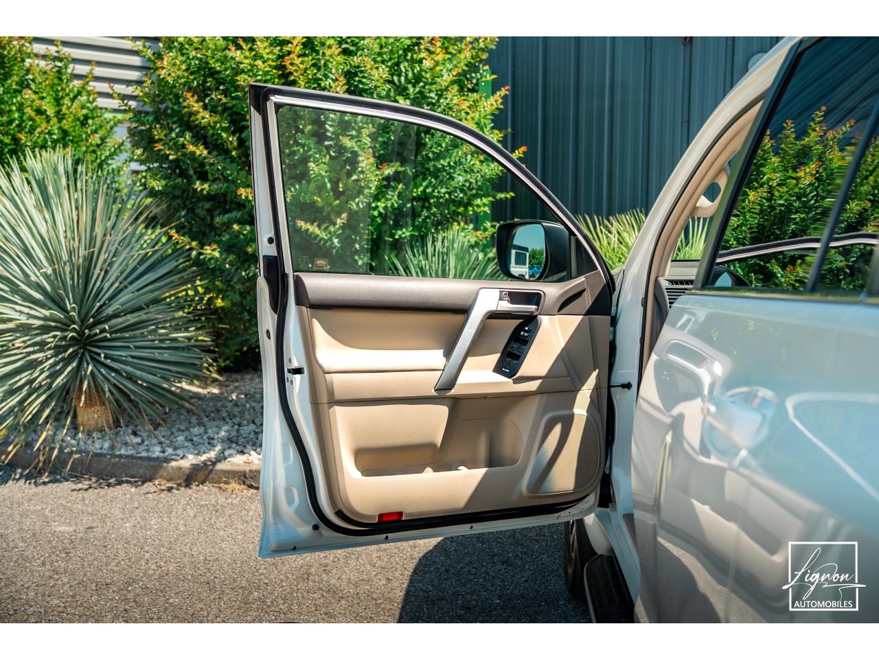 Photo TOYOTA LAND CRUISER 150 PREMIUM LOUNGE177 D-4D 6 BVA - 5 places Carte Grise