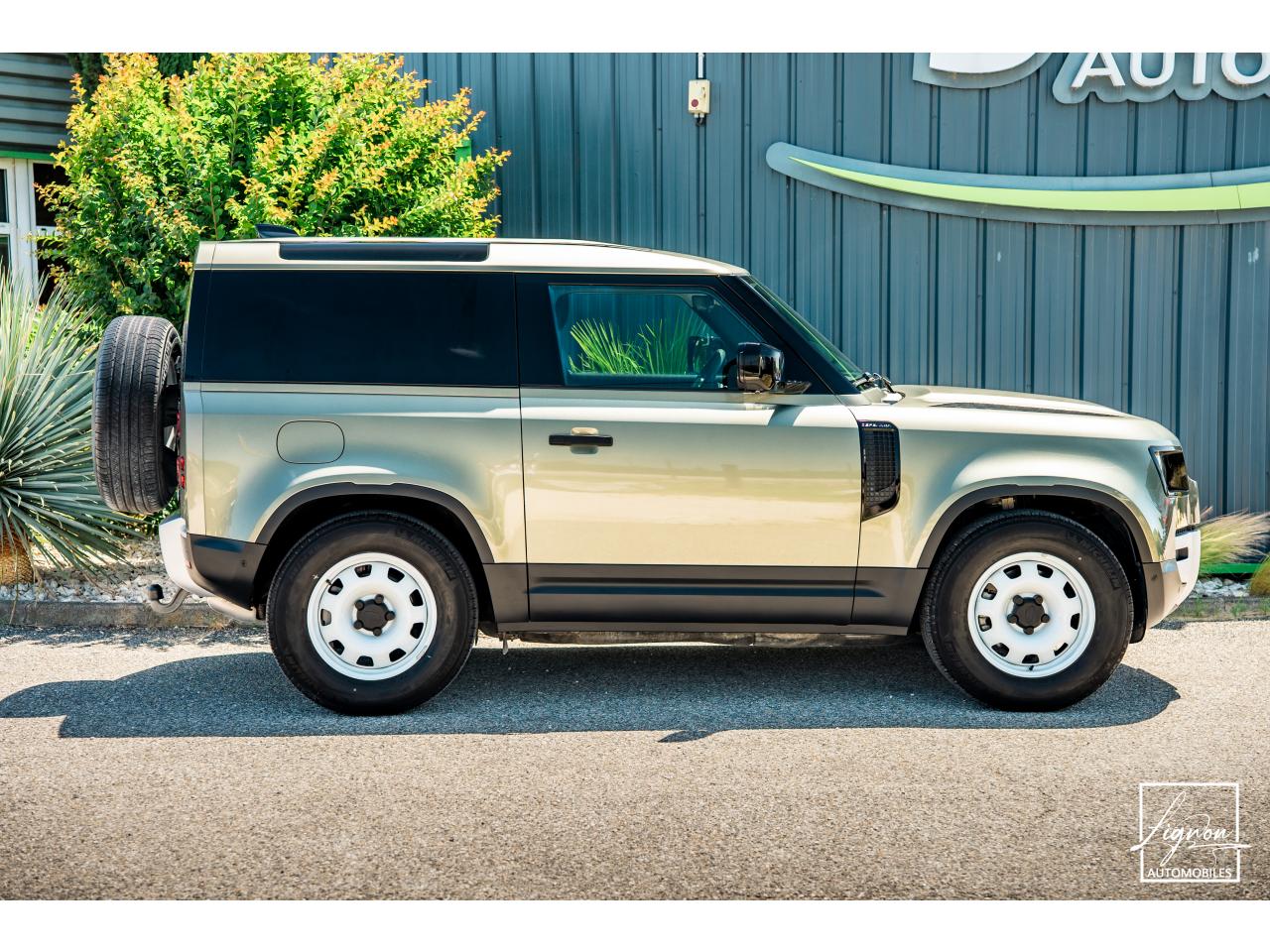 Photo LAND ROVER DEFENDER 90 HARD TOP 3.0 D200 MHEV - SUSPENSION PNEUMATIQUE - BVA8 - 3 Places - TVA Récupérable