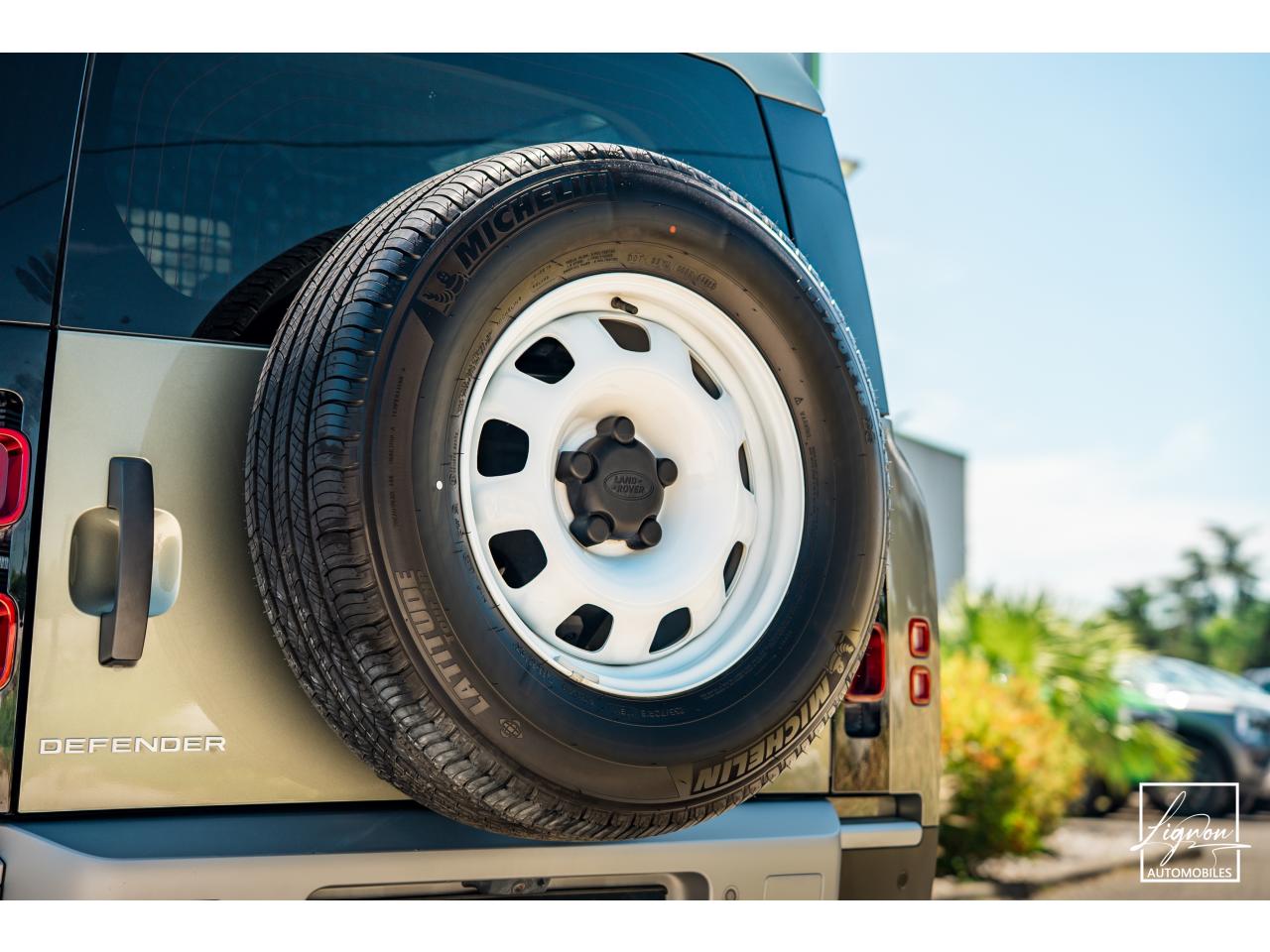 Photo LAND ROVER DEFENDER 90 HARD TOP 3.0 D200 MHEV - SUSPENSION PNEUMATIQUE - BVA8 - 3 Places - TVA Récupérable