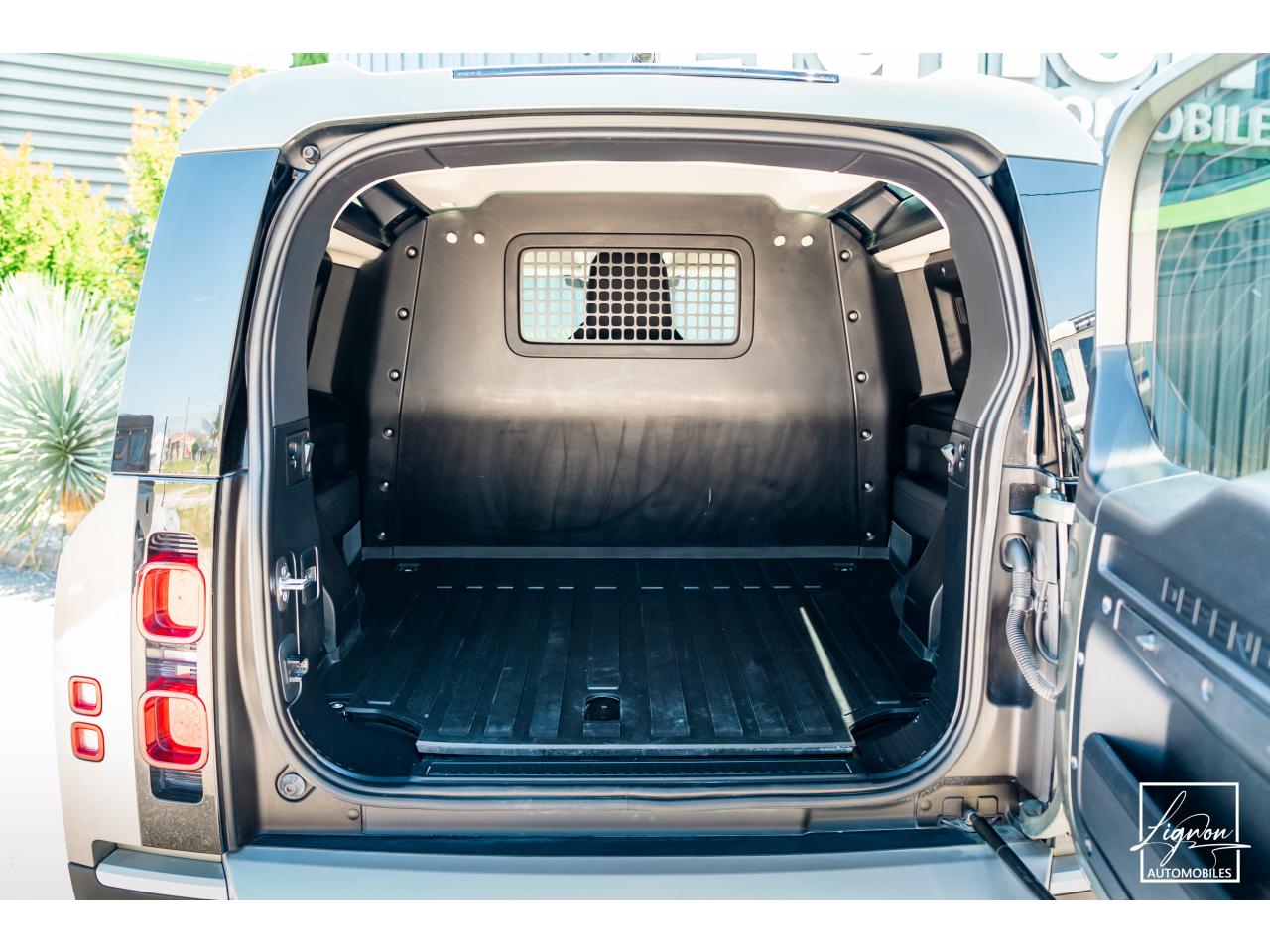 Photo LAND ROVER DEFENDER 90 HARD TOP 3.0 D200 MHEV - SUSPENSION PNEUMATIQUE - BVA8 - 3 Places - TVA Récupérable
