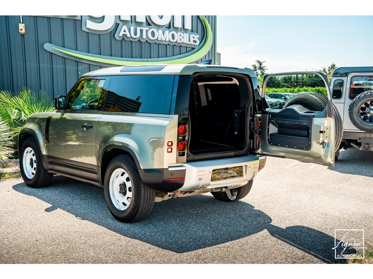 Photo LAND ROVER DEFENDER 90 HARD TOP 3.0 D200 MHEV - SUSPENSION PNEUMATIQUE - BVA8 - 3 Places - TVA Récupérable