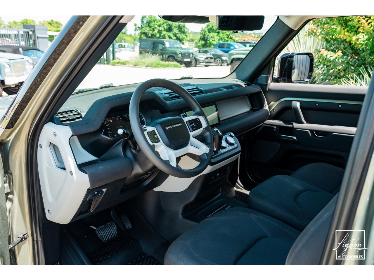 Photo LAND ROVER DEFENDER 90 HARD TOP 3.0 D200 MHEV - SUSPENSION PNEUMATIQUE - BVA8 - 3 Places - TVA Récupérable