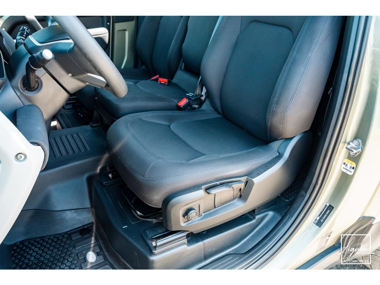 Photo LAND ROVER DEFENDER 90 HARD TOP 3.0 D200 MHEV - SUSPENSION PNEUMATIQUE - BVA8 - 3 Places - TVA Récupérable